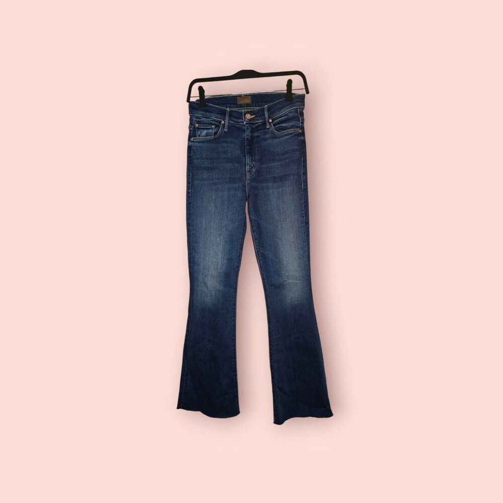 MOTHER Weekender Fray Take It Easy Flare Jeans Sz 28 Medium Wash Raw Hem Stretch